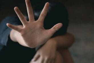 Θεσ/νίκη – Νέες αποκαλύψεις για το «Ινστιτούτο της απάτης»: Εμπλέκονται σε υπόθεση βιασμού ηθοποιού ερωτικών ταινιών