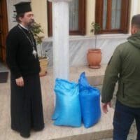 Καστοριά: Νέος αγρότης χάρισε το ένα δέκατο της παραγωγής του στο συσσίτιο της Μητρόπολης