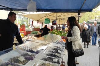 Στη λαϊκή αγορά της Κοζάνης η Έφη Μιχελάκη: «Η στήριξη παραγωγών και καταναλωτών είναι επιτακτική ανάγκη και πρέπει να επιτευχθεί με ένα πραγματικό πρόγραμμα ενίσχυσης»