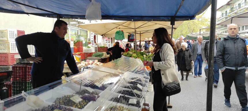 Στη λαϊκή αγορά της Κοζάνης η Έφη Μιχελάκη: «Η στήριξη παραγωγών και καταναλωτών είναι επιτακτική ανάγκη και πρέπει να επιτευχθεί με ένα πραγματικό πρόγραμμα ενίσχυσης»