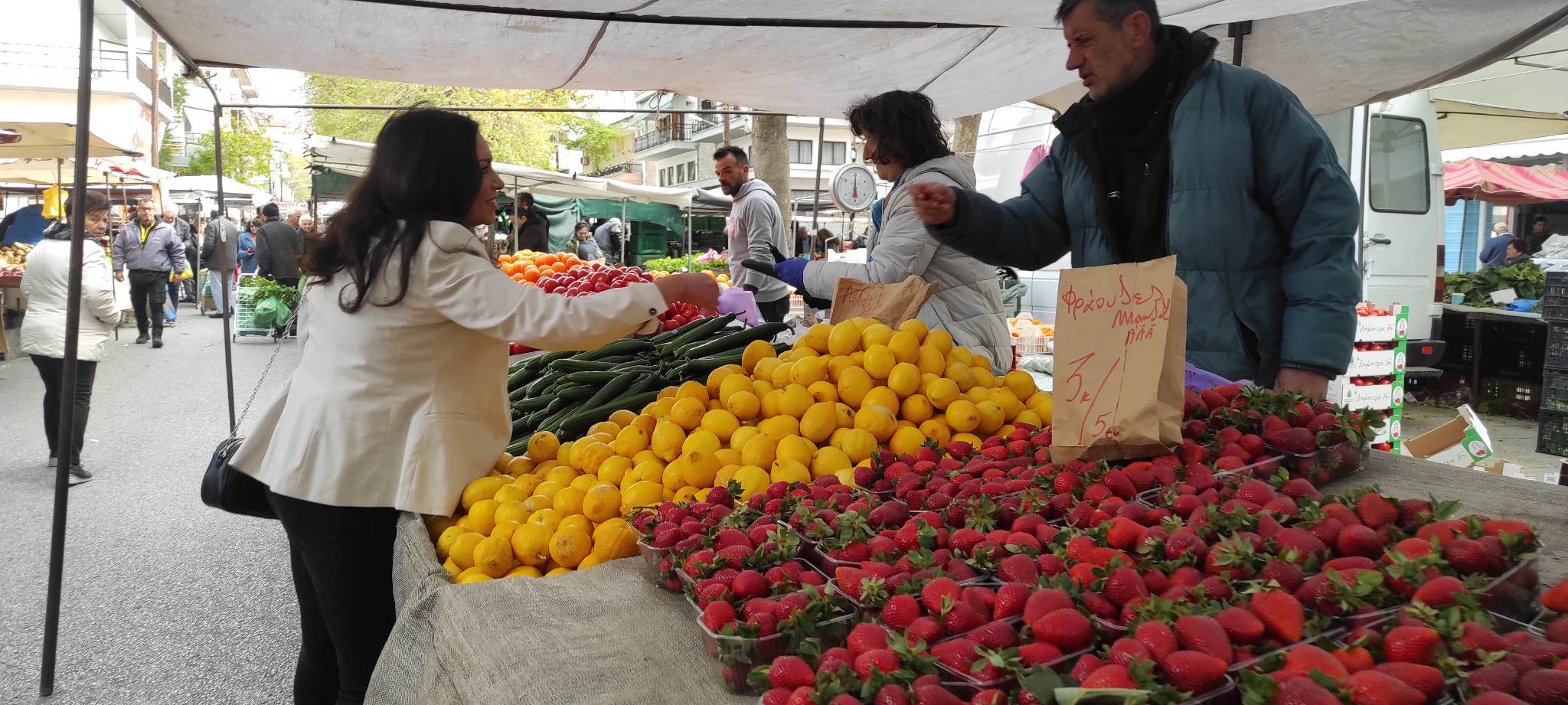 Eordaialive.com - Τα Νέα της Πτολεμαΐδας, Εορδαίας, Κοζάνης Στη λαϊκή αγορά της Κοζάνης η Έφη Μιχελάκη: «Η στήριξη παραγωγών και καταναλωτών είναι επιτακτική ανάγκη και πρέπει να επιτευχθεί με ένα πραγματικό πρόγραμμα ενίσχυσης»