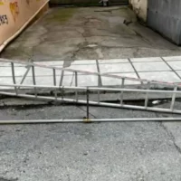 Θεσσαλονικιός έβαλε σκάλα με λουκέτο στον δρόμο για να βρίσκει… πάρκινγκ (βίντεο)
