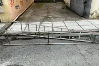 Θεσσαλονικιός έβαλε σκάλα με λουκέτο στον δρόμο για να βρίσκει… πάρκινγκ (βίντεο)