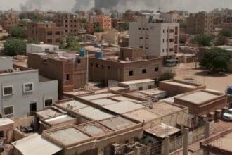 Σουδάν: Σχεδόν 100 άμαχοι νεκροί – Εκρήξεις στο Χαρτούμ, ασθενείς «δεν έχουν να φάνε και να πιουν»