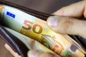 «Φουσκωμένοι» μισθοί στους τραπεζικούς λογαριασμούς εργαζομένων – Αυξήσεις και σε 19 επιδόματα της ΔΥΠΑ