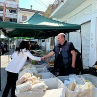 Η υποψήφια βουλευτής Έφη Μιχελάκη στη λαϊκή αγορά και σε καταστήματα των Σερβίων – «Πλήρης αδιαφορία της κυβέρνησης της ΝΔ για τα προβλήματα με το κλείσιμο της γέφυρας»