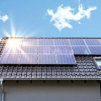 «Ξεκλείδωσε» το πρόγραμμα «Φωτοβολταϊκά στη Στέγη» – Κρατικές ενισχύσεις έως 16.000 ευρώ