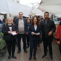 Ο υποψήφιος βουλευτής Κώστας Πασσαλίδης στη λαϊκή αγορά της Πτολεμαΐδας-Μαζί με τους υποψήφιους Κοζάνης του ΣΥΡΙΖΑ