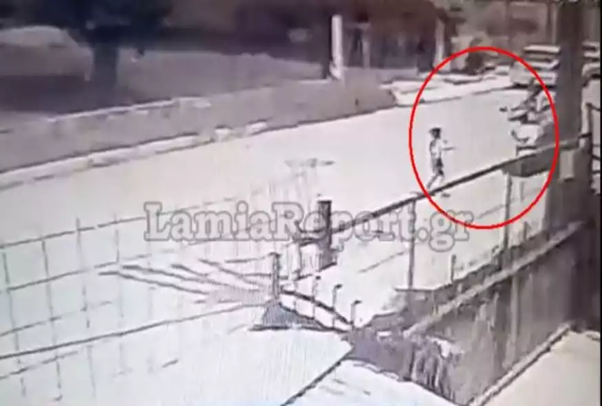 Εξοργιστικό βίντεο από τη Λαμία: Μηχανάκι παρασύρει 5χρονο και το εγκαταλείπει στη μέση του δρόμου
