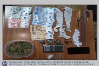 Συνελήφθη από αστυνομικούς του Τμήματος Ασφάλειας Γρεβενών 21χρονος ημεδαπός ο οποίος διακινούσε ναρκωτικές ουσίες στην πόλη των Γρεβενών