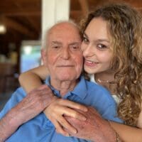 Πτολεμαΐδα: Η Αριστέα Αδαμίδου και ο παππούς της Γιάννης Γκέγκας μας χαρίζουν την μουσική ταινία μικρού μήκους'' Στους πρόποδες του Λάκμονα''