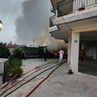 Κοζάνη: Κατασβέστηκε μετά από τρεις ώρες η επικίνδυνη πυρκαγιά στην πυκνοδομημένη συνοικία «Ηπειρώτικα»
