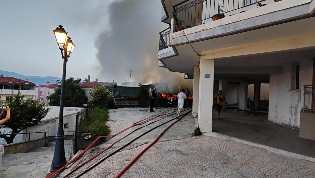 Κοζάνη: Κατασβέστηκε μετά από τρεις ώρες η επικίνδυνη πυρκαγιά στην πυκνοδομημένη συνοικία «Ηπειρώτικα»