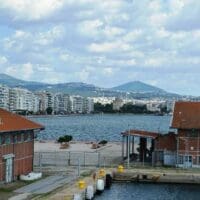 Θεσσαλονίκη: Ξυλοκόπησε τουρίστα επειδή μίλησε στη σύντροφό του – Δάγκωσε και λιμενικό