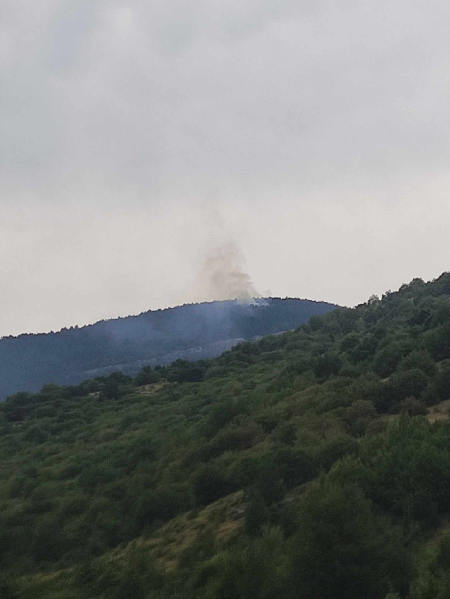 Eordaialive.com - Τα Νέα της Πτολεμαΐδας, Εορδαίας, Κοζάνης Μεσόβουνο Εορδαίας Τώρα : Έπεσε κεραυνός - Καίγεται πευκώδη έκταση ( εικόνα)
