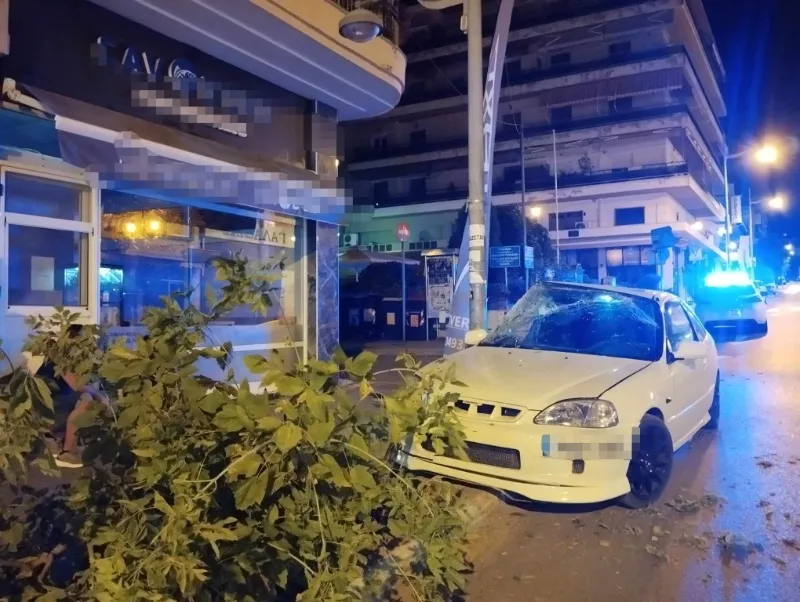 Αναστάτωση στην οδό Παύλου Μελά στην Κοζάνη – ΙΧ αυτοκίνητο προσέκρουσε σε δέντρο (Βίντεο)