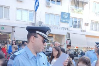 Eνημερωτικά φυλλάδια τροχαίας και σχολικά προγράμματα με σελιδοδείκτες διανεμήθηκαν σήμερα από αστυνομικούς Υπηρεσιών της Γενικής Περιφερειακής Αστυνομικής Διεύθυνσης Δυτικής Μακεδονίας σε μαθητές Δημοτικών Σχολείων και γονείς
