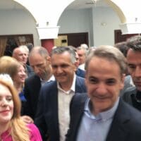 Έφτασε στη Στέγη Ποντιακού Πολιτισμού στην Κοζάνη o Πρωθυπουργός Κυριάκος Μητσοτάκης, σε μια επίσκεψη στήριξης της εκ νέου υποψηφιότητας του Γιώργου Κασαπίδη για την Περιφέρεια Δ. Μακεδονίας – Toν υποδέχτηκαν με ποντιακή λύρα στην είσοδο του κτηρίου (Βίντεο & Φωτογραφίες)