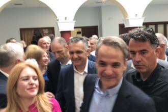 Έφτασε στη Στέγη Ποντιακού Πολιτισμού στην Κοζάνη o Πρωθυπουργός Κυριάκος Μητσοτάκης, σε μια επίσκεψη στήριξης της εκ νέου υποψηφιότητας του Γιώργου Κασαπίδη για την Περιφέρεια Δ. Μακεδονίας – Toν υποδέχτηκαν με ποντιακή λύρα στην είσοδο του κτηρίου (Βίντεο & Φωτογραφίες)