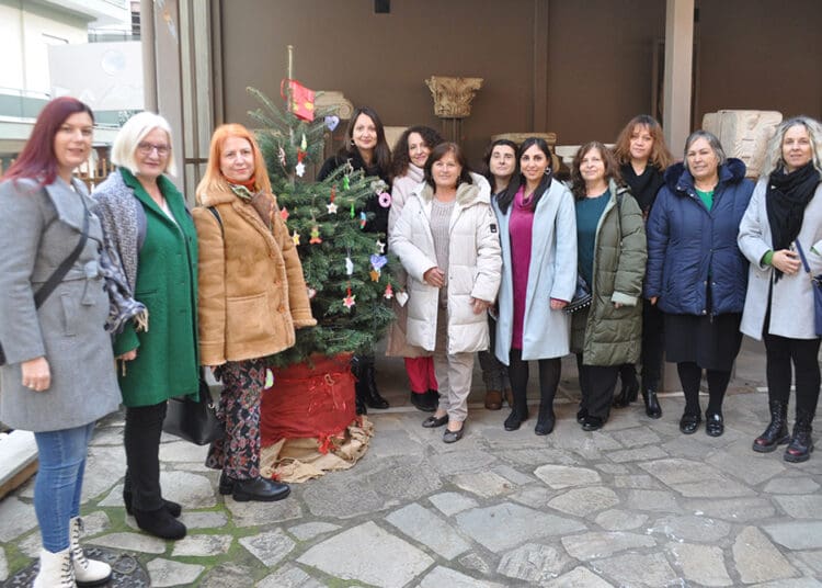 Η Εφορεία Αρχαιοτήτων Κοζάνης, σε συνεργασία με την Πρωτοβουλία Νέων Κοζάνης και την Εκπαιδευτική κοινότητα στόλισε και φέτος το χριστουγεννιάτικο δέντρο της