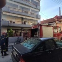 Φωτιά σε αυτοκίνητο σε πυλωτή οικοδομής στην Πτολεμαΐδα