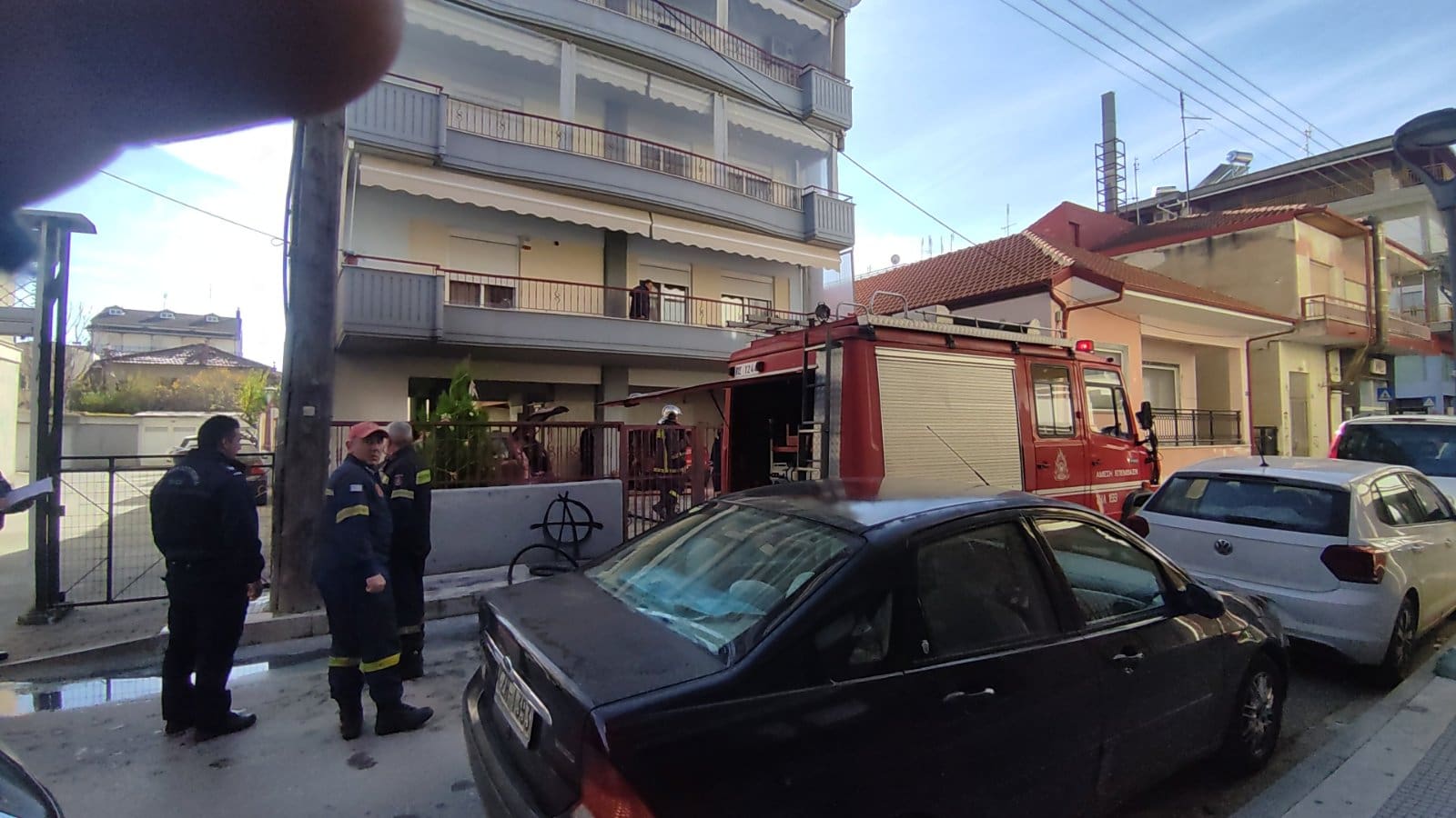 Φωτιά σε αυτοκίνητο σε πυλωτή οικοδομής στην Πτολεμαΐδα