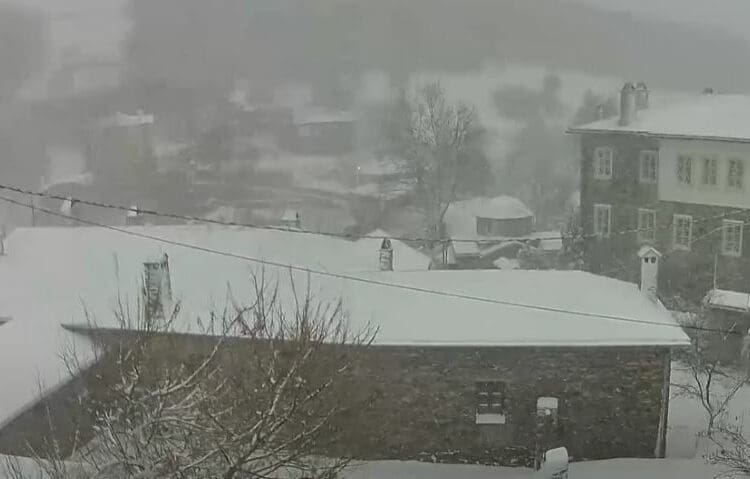 Πυκνή χιονόπτωση στο Νυμφαίο Φλώρινας, από χθες το βράδυ της Πέμπτης 14/12 (βίντεο)