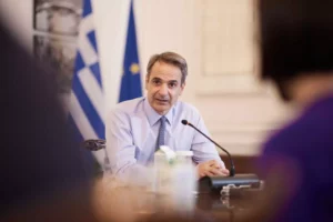 Επεισόδια στου Ρέντη: Σύσκεψη υπό τον πρωθυπουργό για τη βία στα γήπεδα – Εισηγήσεις ακόμη και για διακοπή του πρωταθλήματος