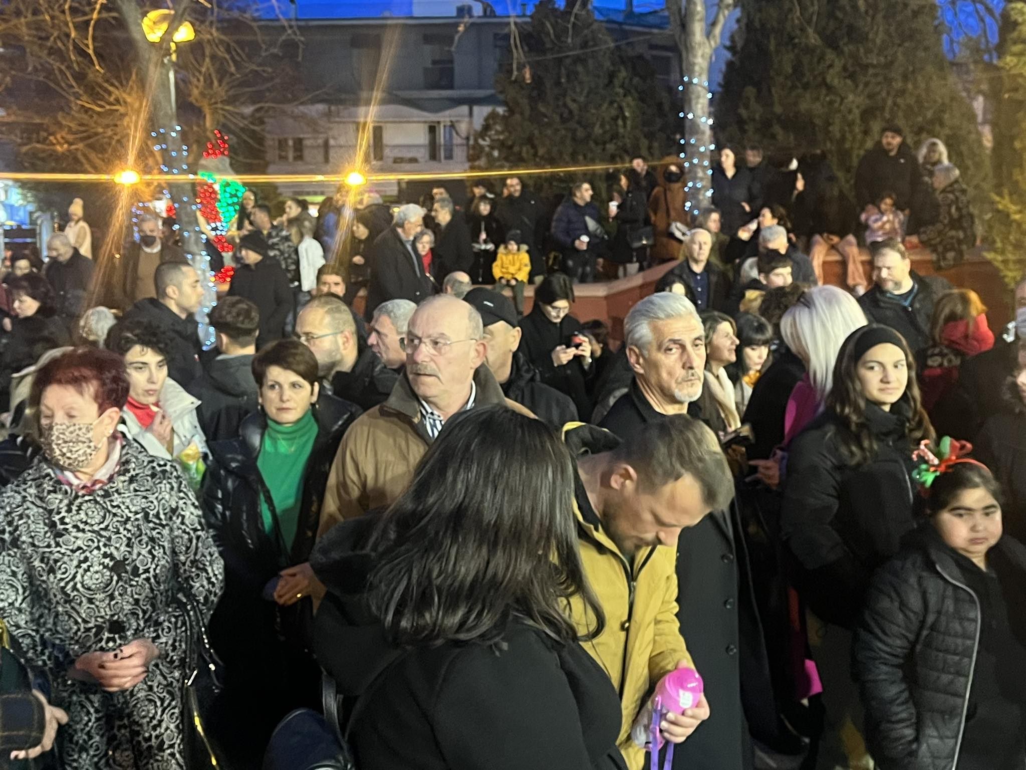 Eordaialive.com - Τα Νέα της Πτολεμαΐδας, Εορδαίας, Κοζάνης Γιορτές του Μώμου : Πλήθος κόσμου στην κεντρική πλατεία Πτολεμαΐδας (βίντεο-φωτο)