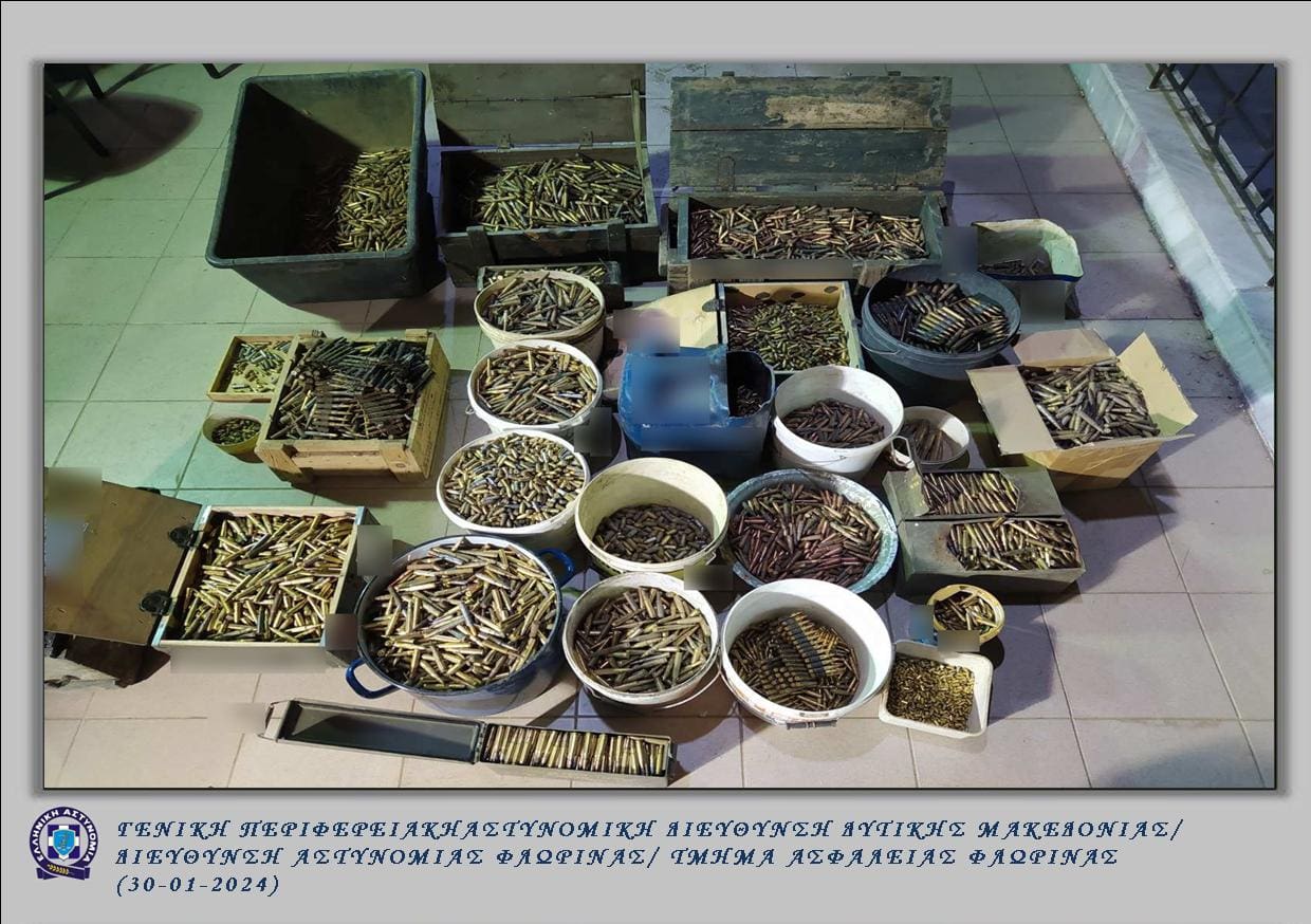 Μεγάλες ποσότητες πολεμικού υλικού βρέθηκαν από αστυνομικούς του Τμήματος Ασφάλειας Φλώρινας, σε οικία στην πόλη της Φλώρινας