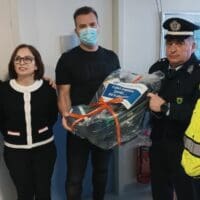 Το Τμήμα Τροχαίας Κοζάνης της Διεύθυνσης Αστυνομίας Κοζάνης δώρισε ένα παιδικό κάθισμα αυτοκινήτου στο πρώτο παιδί που γεννήθηκε το έτος 2024 στην πόλη της Κοζάνης