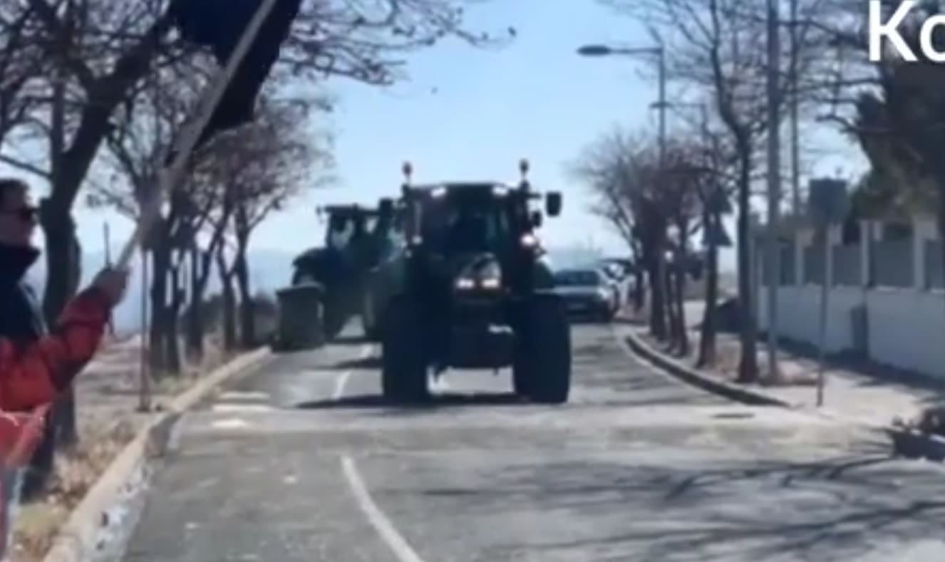 Μηχανοκίνητη πορεία με τρακτέρ αγροτών στο δρόμο από το Μαυροδένδρι προς Κοζάνη (Βίντεο)