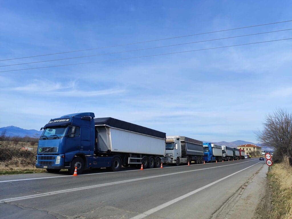 Κοζάνη: Ιδιοκτήτες φορτηγών έβγαλαν τα οχήματα τους στην Ε.Ο Κοζάνης- Λάρισας διεκδικώντας την μεταφορά λιγνίτη στον ΑΗΣ Μελίτης (βίντεο)
