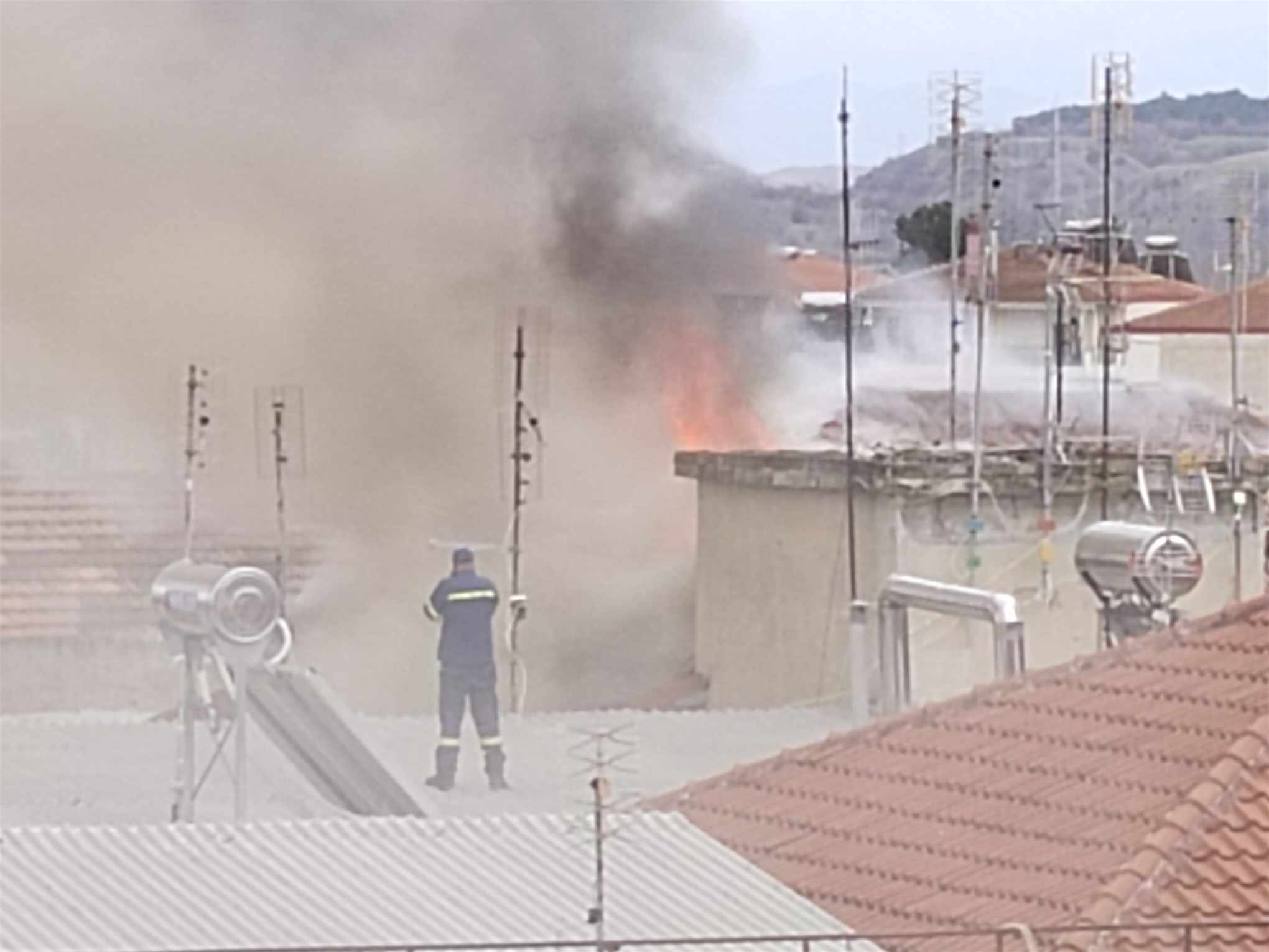 Φωτιά στο κέντρο της Πτολεμαΐδας (Βίντεο & Φωτογραφίες)