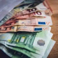 Νέο επίδομα ύψους 718 ευρώ από τη ΔΥΠΑ: Τα “ψιλά γράμματα” που πρέπει να γνωρίζετε για τη χορήγησή του