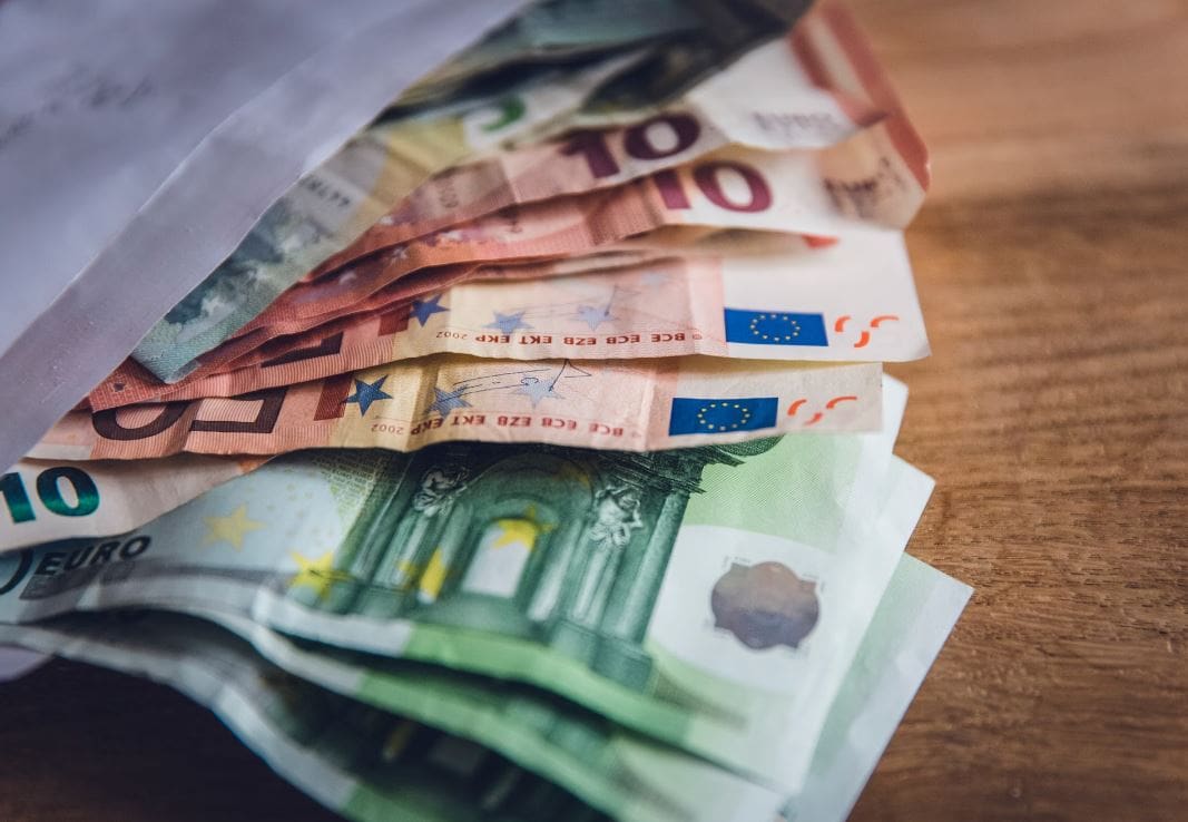 Νέο επίδομα ύψους 718 ευρώ από τη ΔΥΠΑ: Τα “ψιλά γράμματα” που πρέπει να γνωρίζετε για τη χορήγησή του
