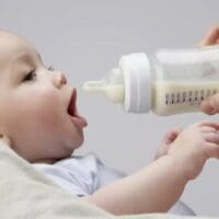 Ακρίβεια: Πόσο θα μειωθούν οι τιμές στο βρεφικό γάλα και στα απορρυπαντικά