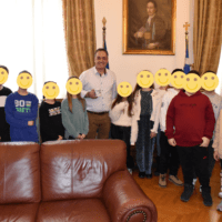 Οι μικροί δημοσιογράφοι του 12ου Δημοτικού Σχολείου στον Δήμαρχο Κοζάνης
