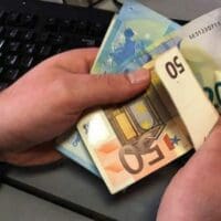 Κατώτατος μισθός: «Κλείδωσαν» τα 823 ευρώ – Συνεχίζονται οι διαβουλεύσεις
