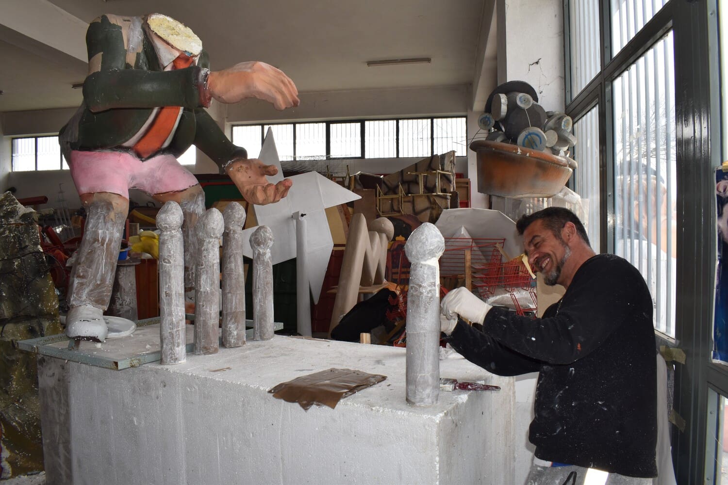 Eordaialive.com - Τα Νέα της Πτολεμαΐδας, Εορδαίας, Κοζάνης Στους εργαζόμενους των αποκριάτικων αρμάτων βρέθηκε ο Δήμαρχος Κοζάνης (Φωτογραφίες)