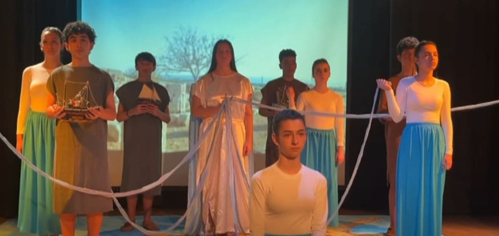 “Θαλασσοφίλητη μου γη - Ματόβρεχτη Πατρίδα” Θεατρική Παράσταση από τους μαθητές του 5ου Γυμνασίου Πτολεμαΐδας (βίντεο)