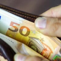 Κατώτατος μισθός: Πότε θα σπάσει το «φράγμα» των 1.000 ευρώ