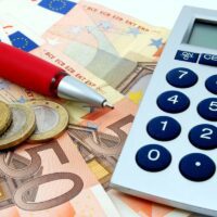 Αυξήσεις από 21 έως 101 ευρώ στις συντάξεις με αίτηση το 2024 [αναλυτικοί πίνακες]