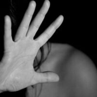 Ιδρύονται γραφεία ενδοοικογενειακής βίας σε όλους τους νομούς