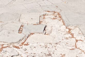 Παράπονο αναγνώστη : Η σύζυγος μου κόντεψε να ''τσακιστεί'' σε κατεστραμμένα πλακάκια στο παλαιό πάρκο Πτολεμαΐδας (φωτογραφίες