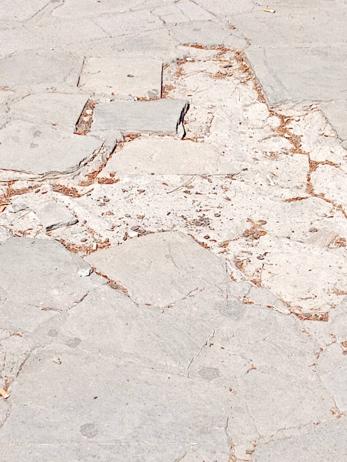 Παράπονο αναγνώστη : Η σύζυγος μου κόντεψε να ''τσακιστεί'' σε κατεστραμμένα πλακάκια στο παλαιό πάρκο Πτολεμαΐδας (φωτογραφίες