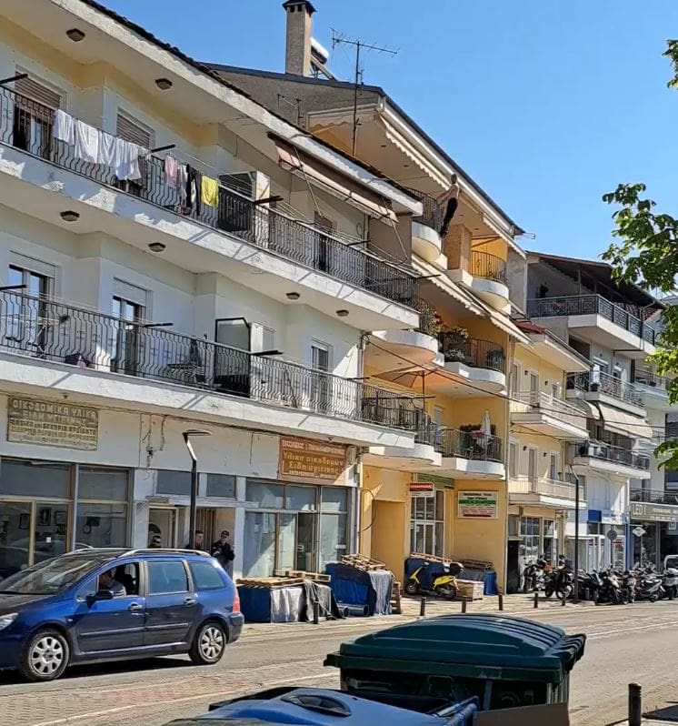 Γρεβενά: Ειδικές δυνάμεις απέτρεψαν την πτώση 53χρονου από μπαλκόνι - Eordaialive.com