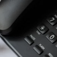 Τέλος το σταθερό τηλέφωνο - Τι κάνουν Cosmote, Vodafone και Nova