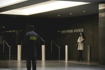 Το Κέντρο Δια Βίου Μάθησης VOLTEROS, σε συνεργασία με το ΚΕΜΕΑ και τον ΕΟΠΠΕΠ, οργανώνει και υλοποιεί Εξ Αποστάσεως το νέο τμήμα Κατάρτισης & Πιστοποίησης Προσωπικού Ιδιωτικής Ασφάλειας (Security) διάρκειας 105 ωρών - Eordaialive.com