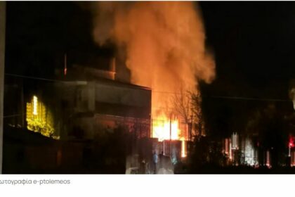 Πτολεμαΐδα: Κατασβέστηκε η φωτιά σε αποθήκη έπειτα από έκρηξη-Προληπτικά στο σημείο πυροσβεστικά οχήματα